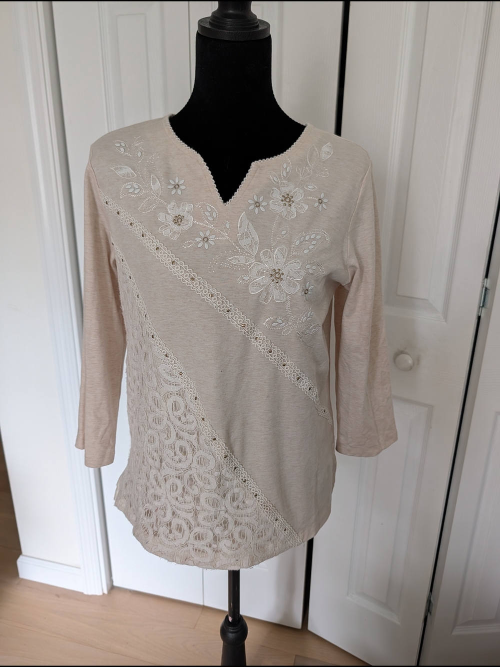 Alfred Dunner Cream Embroidered Lace Panel V-Neck Top